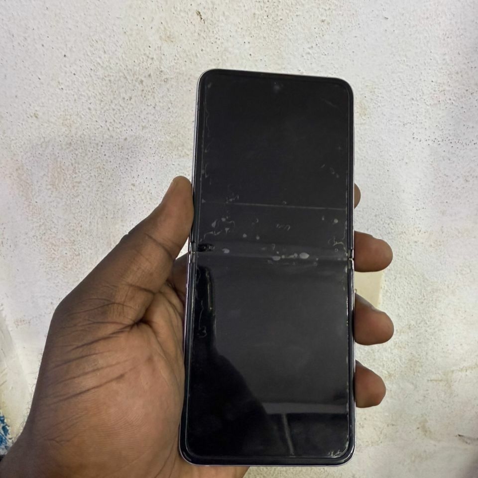 Product image thumbnail: GALAXY ZFLIP4 5G 256G