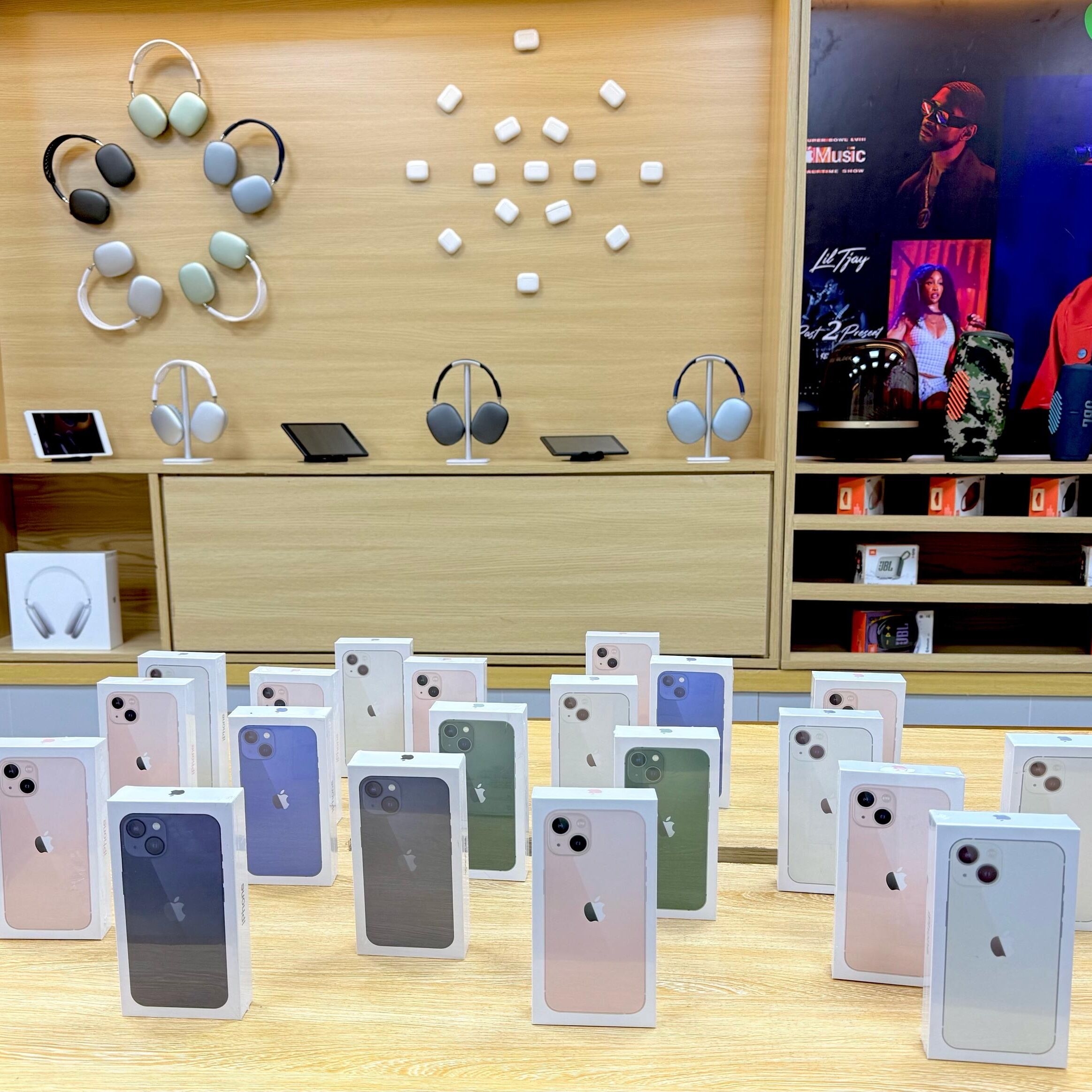 Product image thumbnail: iPhone 13 128 GB sealed