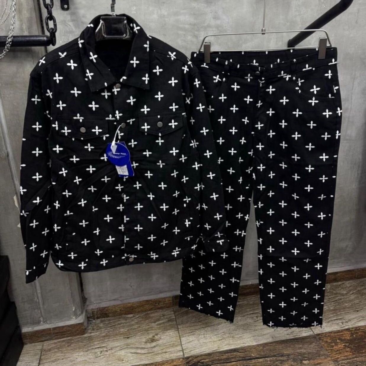 Product image thumbnail: Ensemble LV