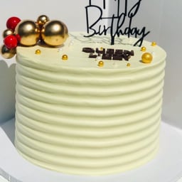 Image du produit Élégant Gâteau d'Anniversaire à la Crème au Beurre avec Décorations en Chocolat