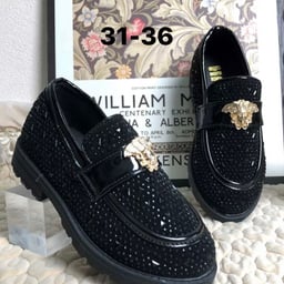 Image du produit Élégants Mocassins Noirs avec Détail Méduse Dorée