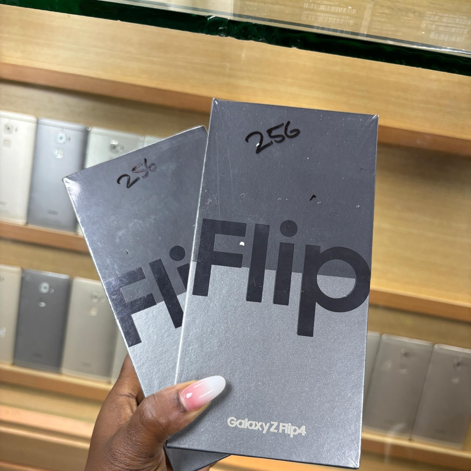 Product image thumbnail: SAMSUNG GALAXY ZFLIP4 5G - 256G