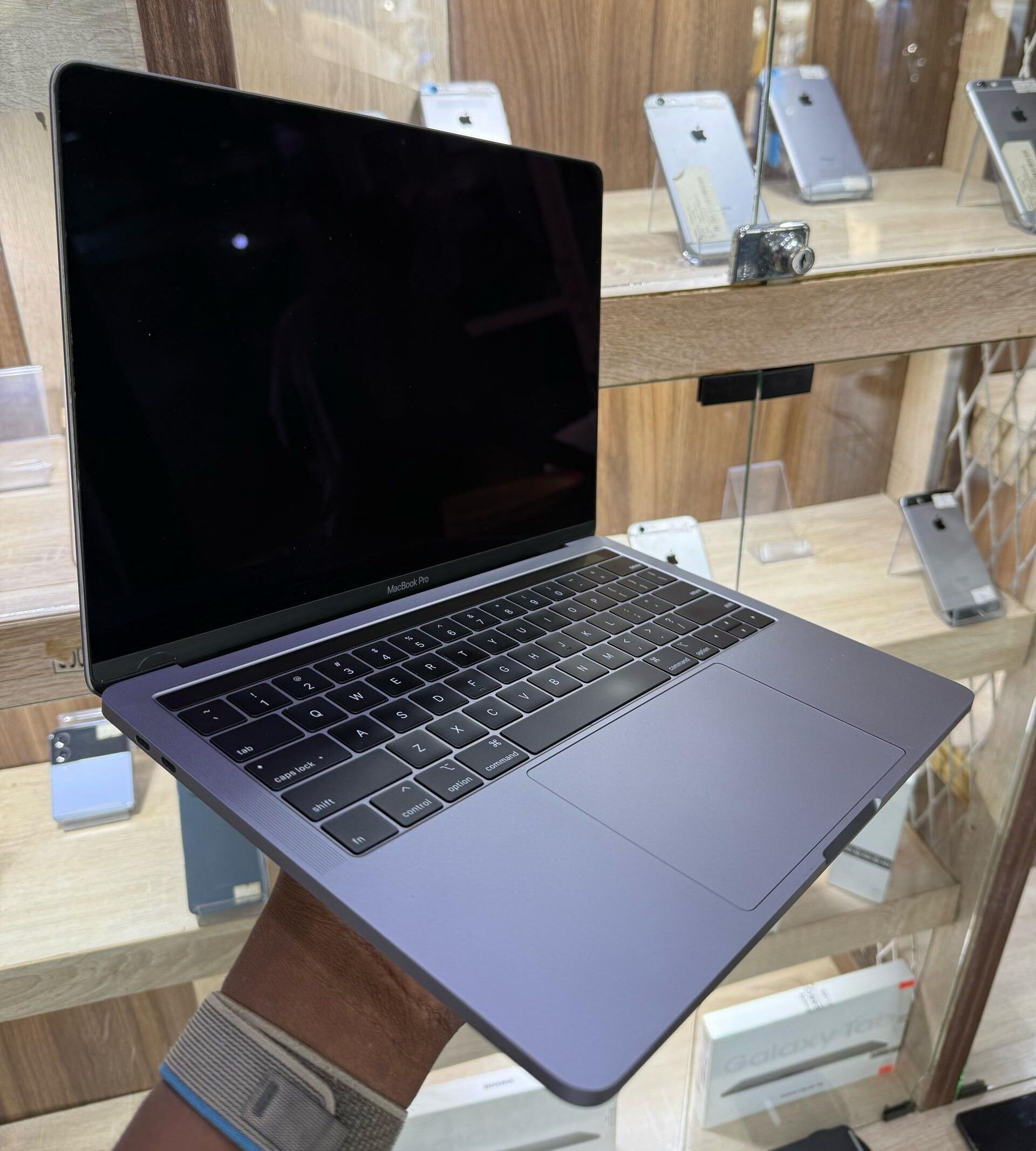 Product image thumbnail: *Macbook Pro 13” 2019 Touch Bar i7/512/16