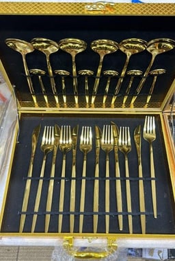 Image du produit Ensemble de couverts plaqués or avec cuillères de service dans un coffret