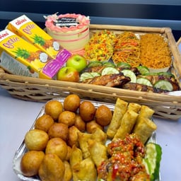 Image du produit Assortiment Gastronomique de Plateaux Repas avec Gâteau et Collations