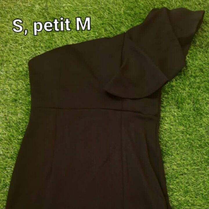 robe noire classique en taille S et petit M.      Negociable