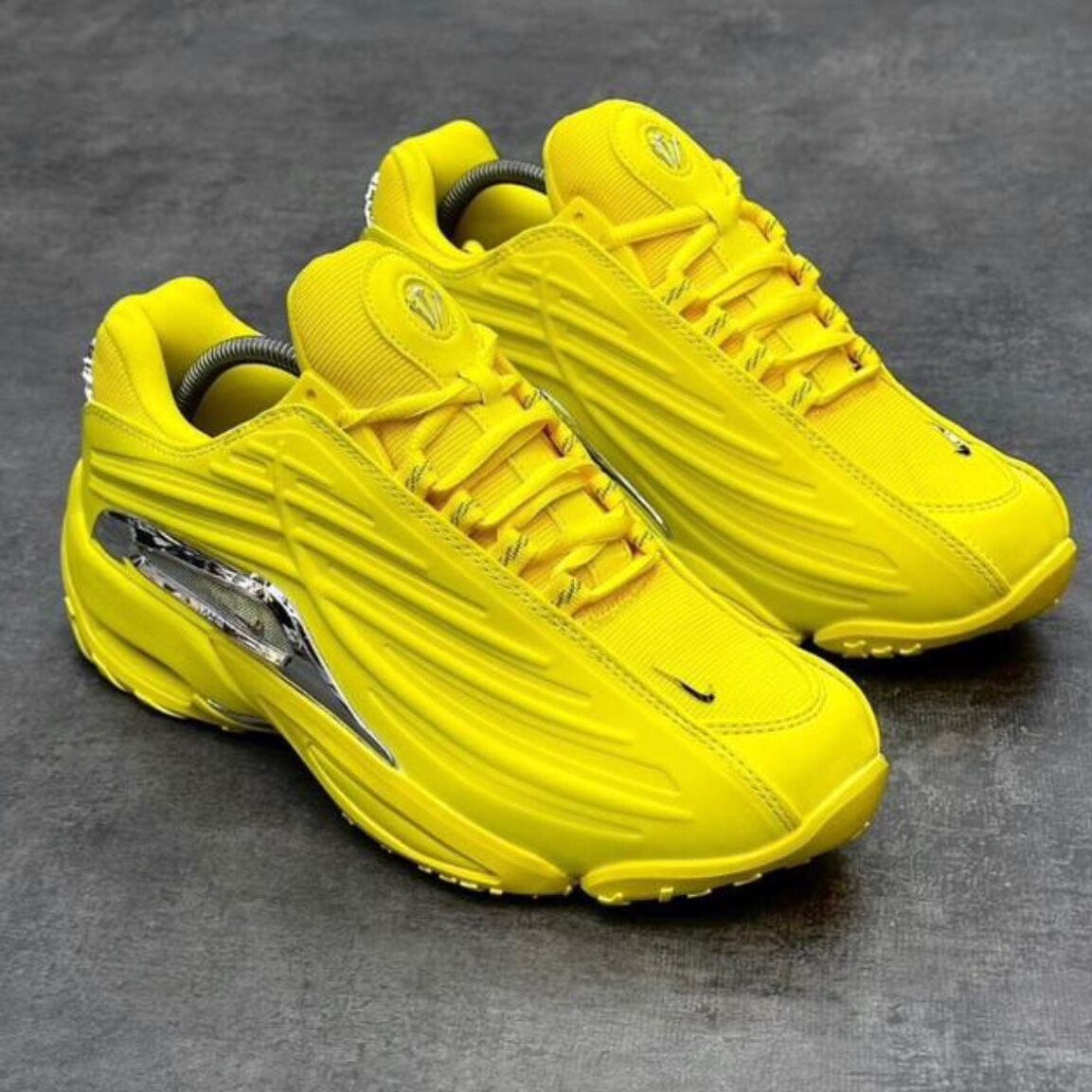 Nike jaune