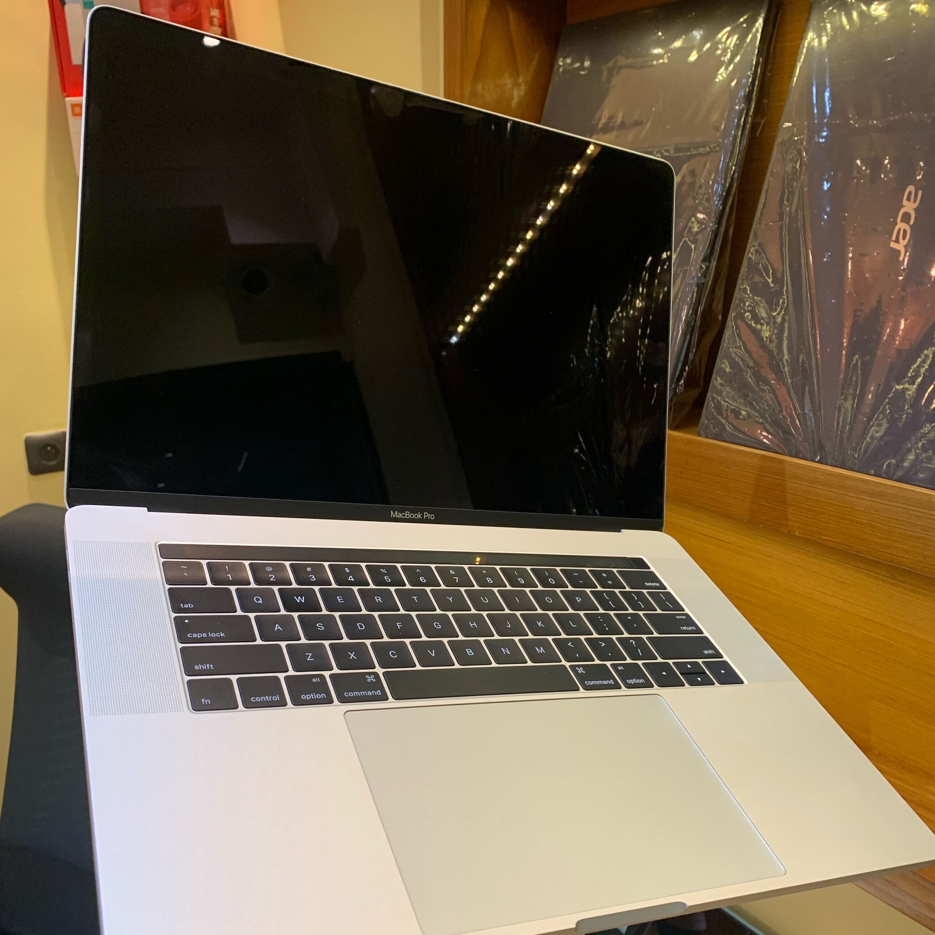 MacBook Pro 2017 15 inch 16GB Ram 256GB memory